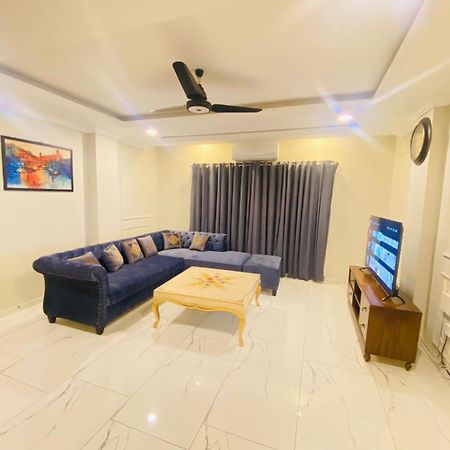 Holidazzle Serviced Apartments Bahria Town Равалпинди Номер фото