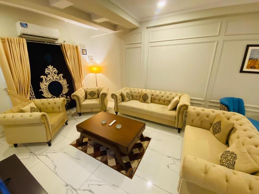 Holidazzle Serviced Apartments Bahria Town Равалпинди Экстерьер фото