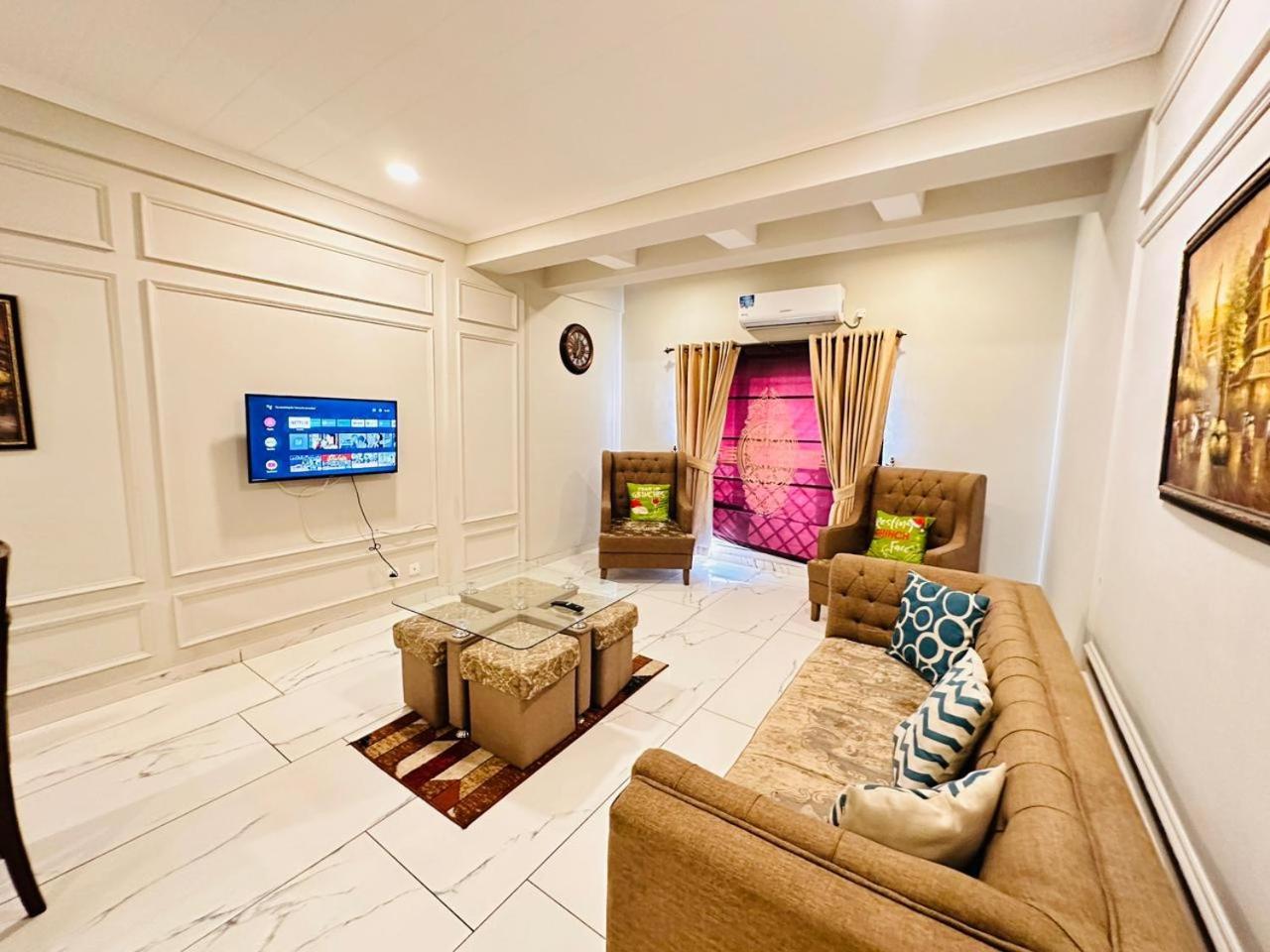 Holidazzle Serviced Apartments Bahria Town Равалпинди Номер фото